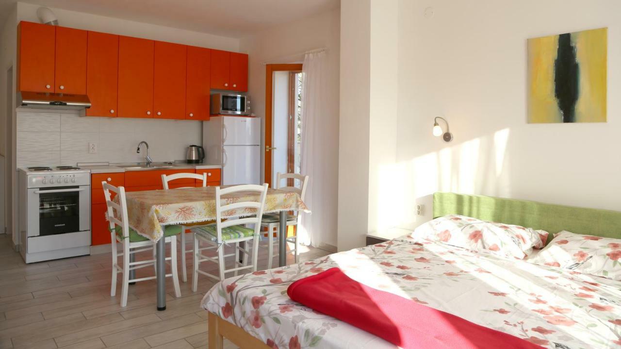 Apartments Laura Pinezići Eksteriør billede