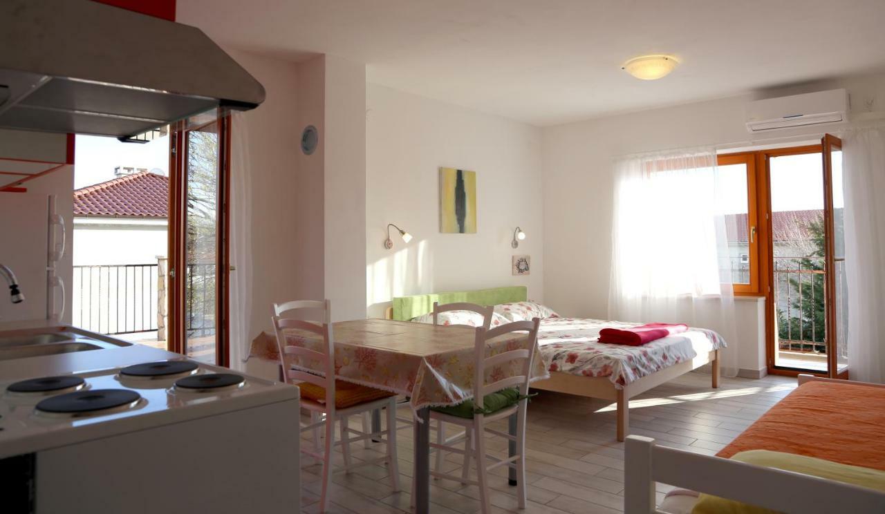 Apartments Laura Pinezići Eksteriør billede