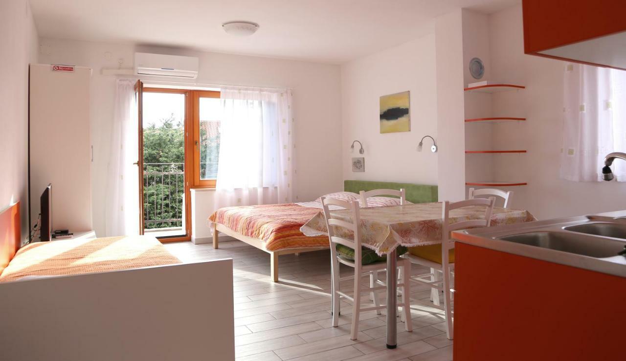 Apartments Laura Pinezići Eksteriør billede