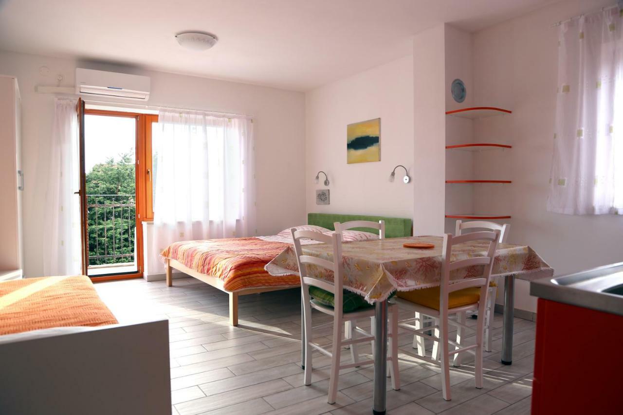 Apartments Laura Pinezići Eksteriør billede