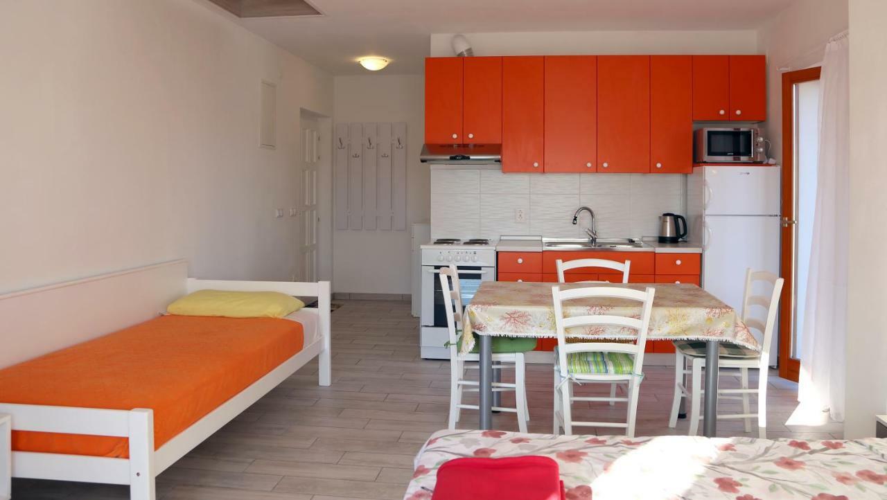 Apartments Laura Pinezići Eksteriør billede